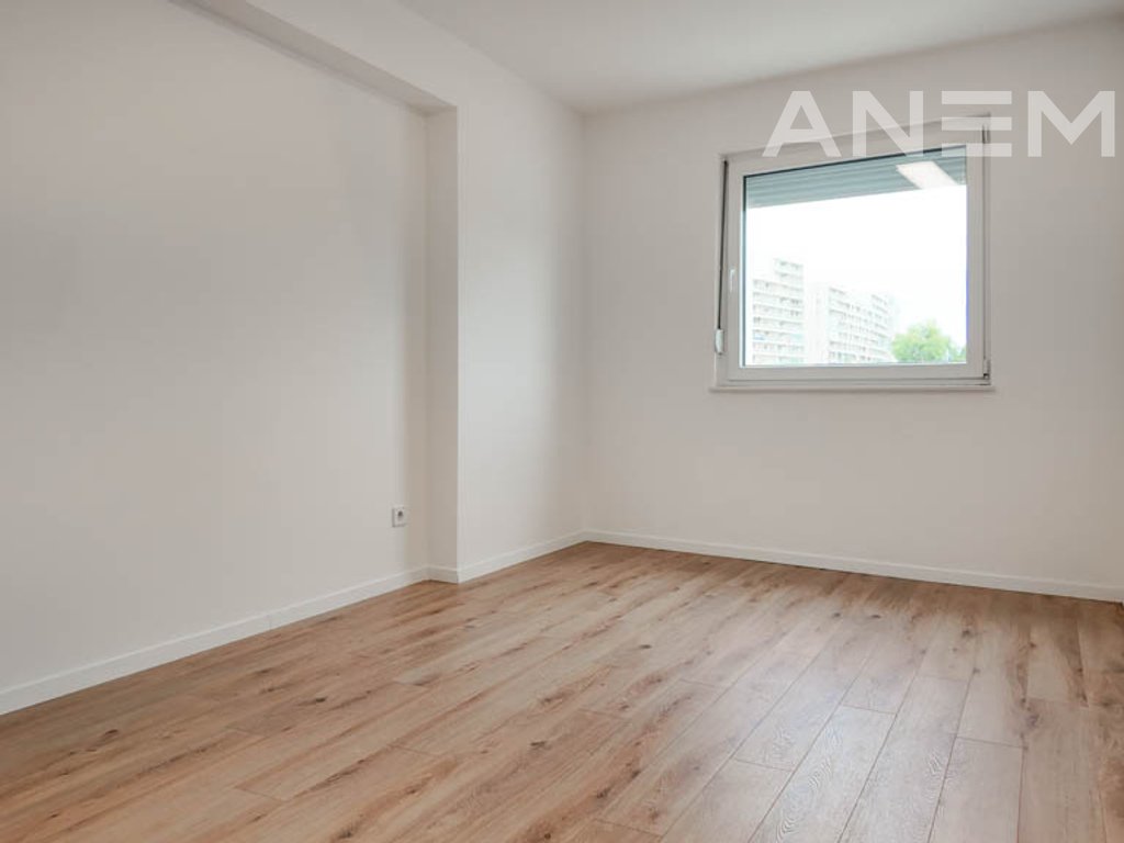 Office for rent with 6 workspaces on Street A