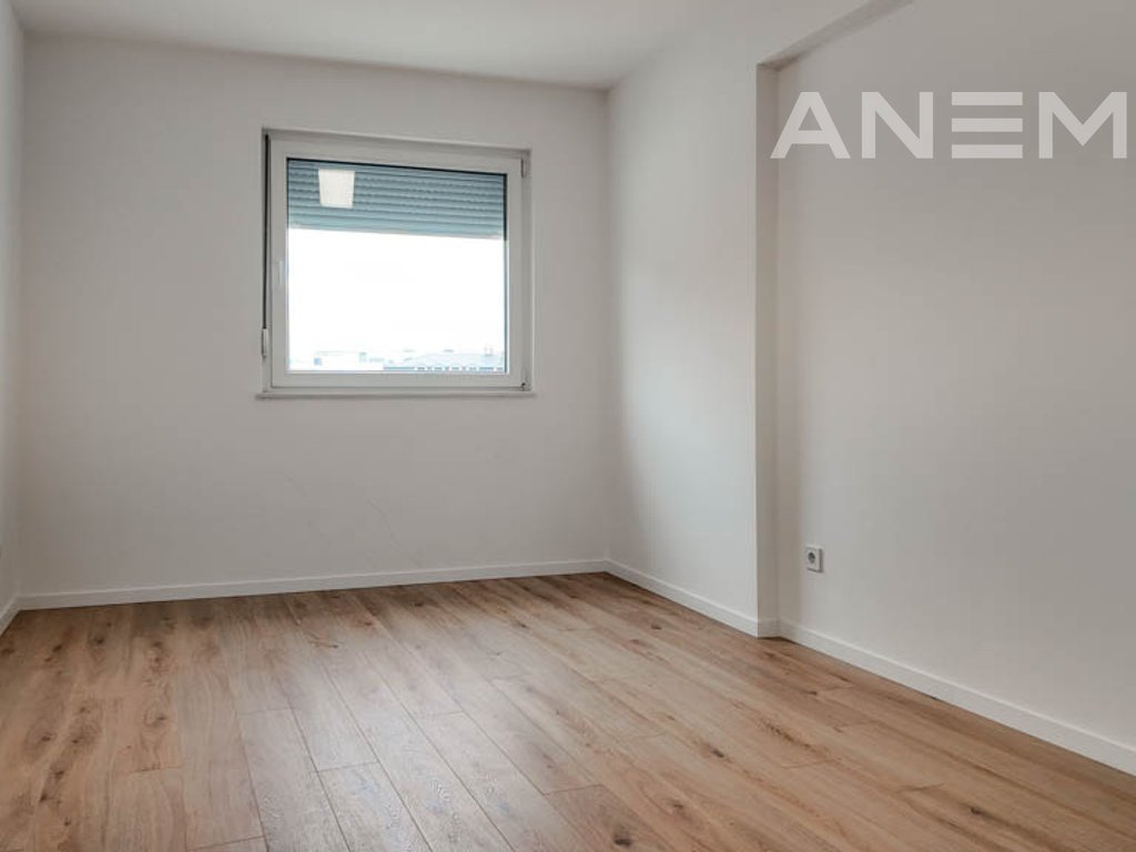 Office for rent with 6 workspaces on Street A