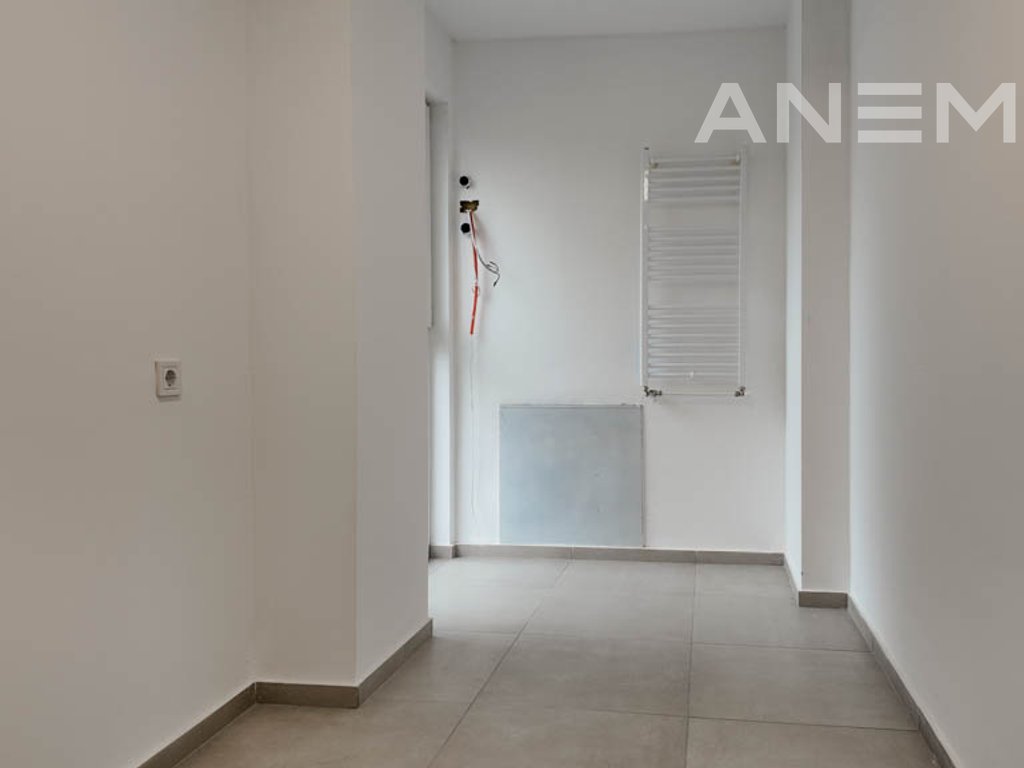 Office for rent with 6 workspaces on Street A