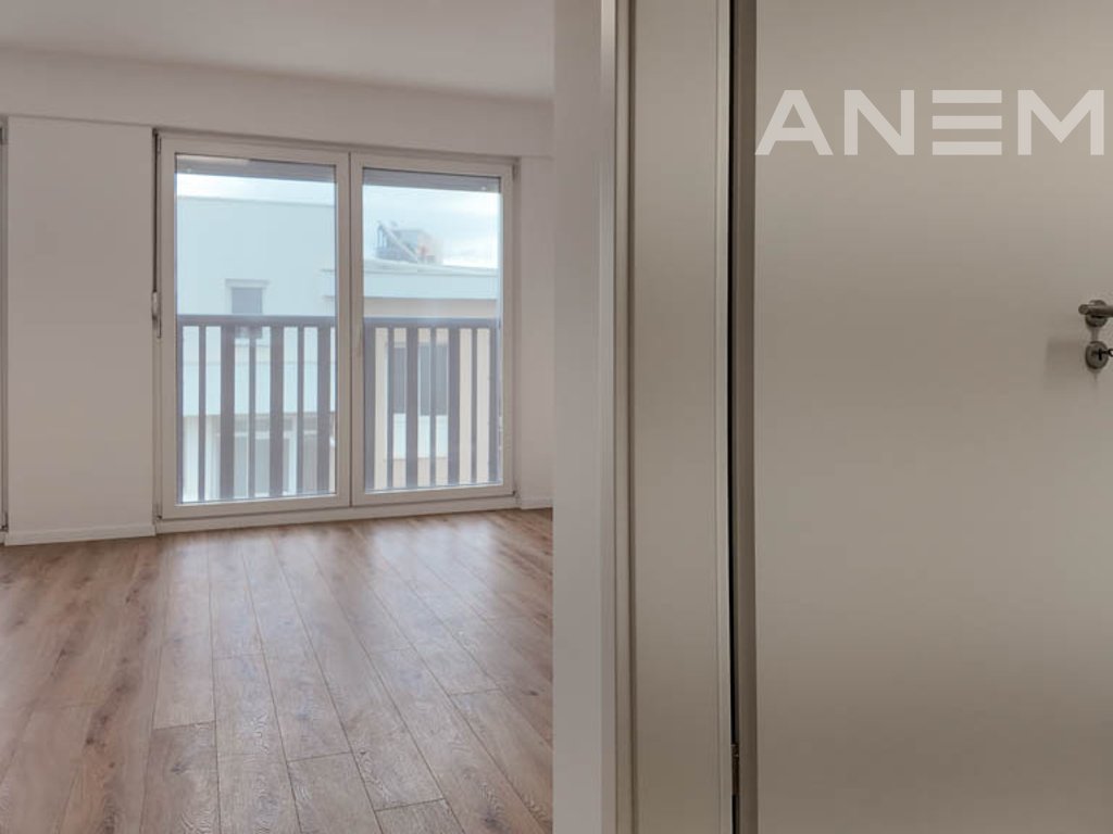 Office for rent with 6 workspaces on Street A