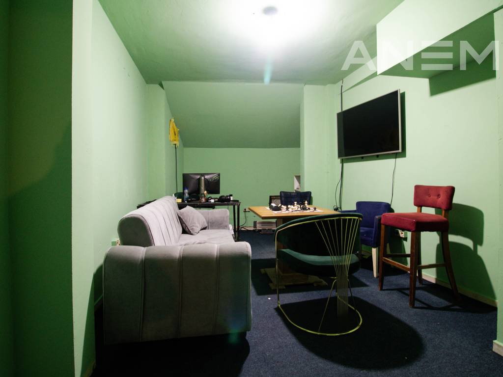 Lokal me qira 470m² në Qendër