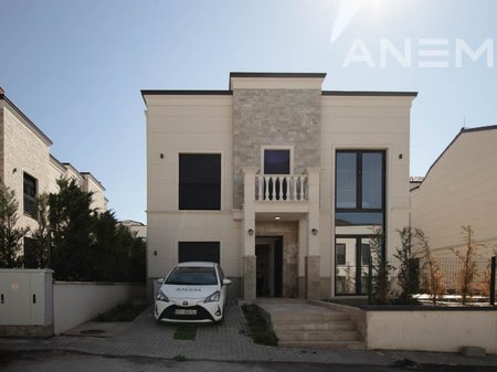 Shtëpi me qira me 3 dhoma gjumi në Royal Green Residence