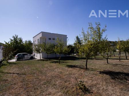 Shtëpi me qira me 4 dhoma gjumi në lagjen Sofalia