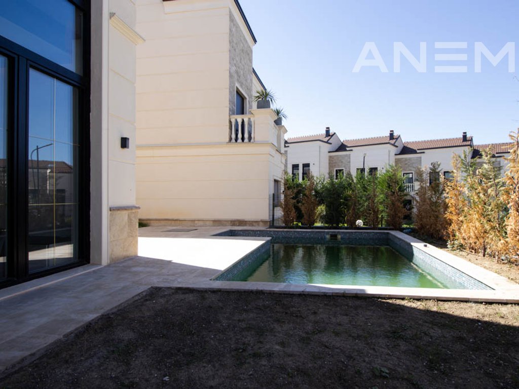 Shtëpi me qira me 3 dhoma gjumi në Royal Green Residence