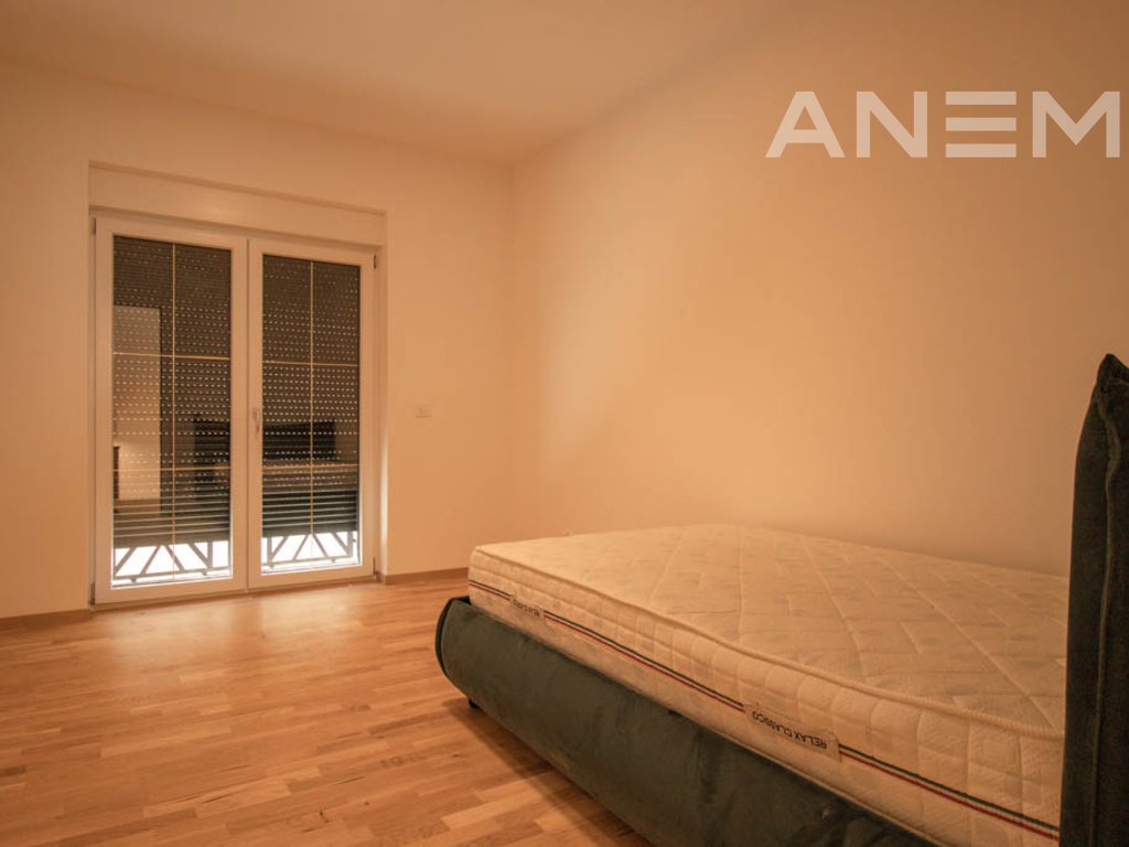 Shtëpi me qira me 3 dhoma gjumi në Royal Green Residence