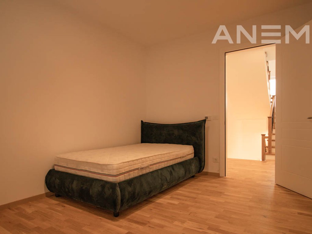 Shtëpi me qira me 3 dhoma gjumi në Royal Green Residence