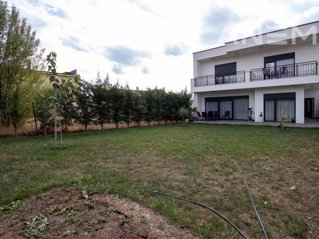 Shtëpi në shitje 240m² në Veternik