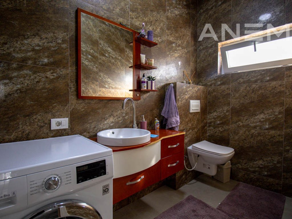Shtëpi në shitje 240m² në Veternik
