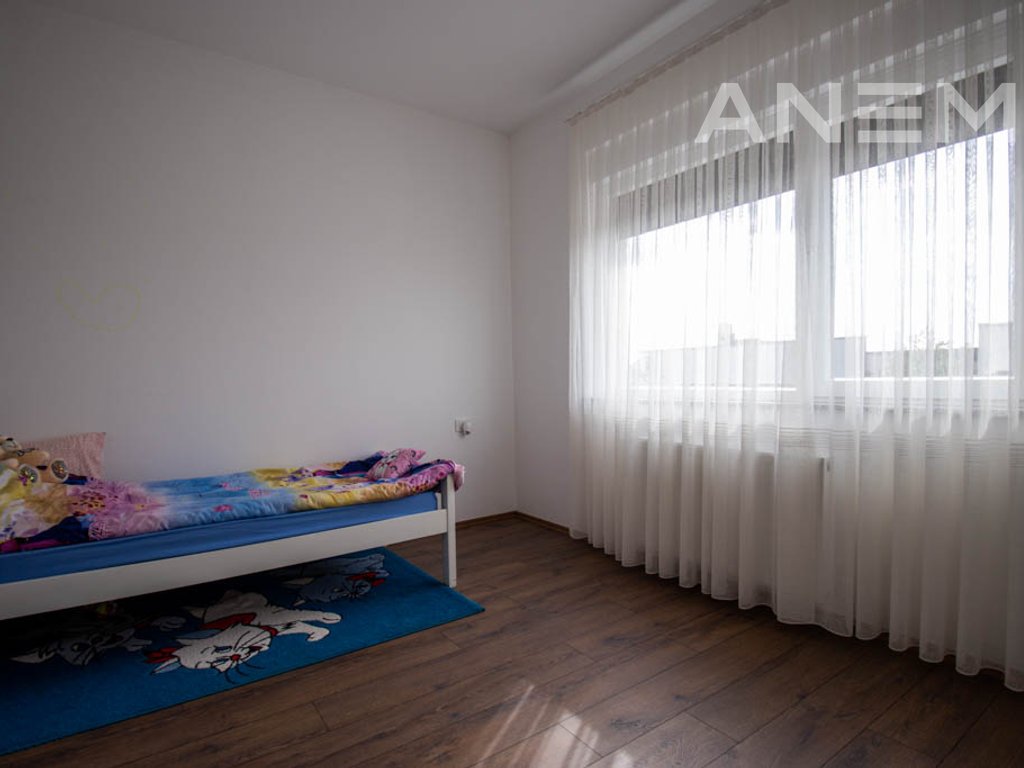 Shtëpi në shitje 240m² në Veternik