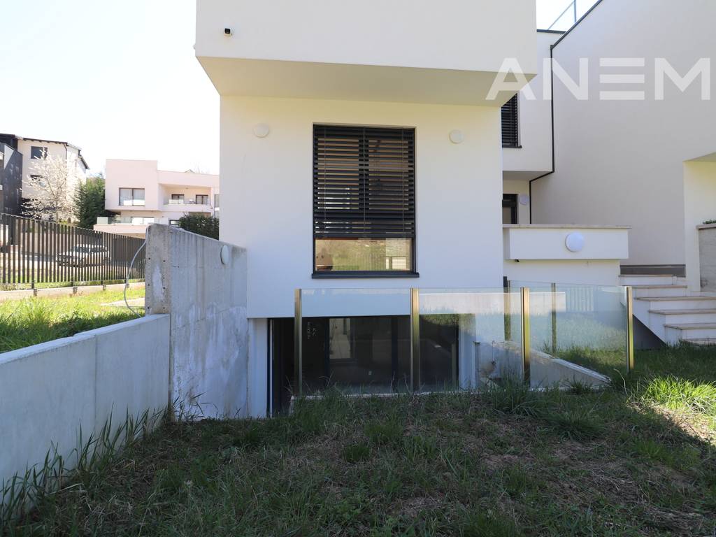 Shtëpi me qira me 4 dhoma gjumi në lagjen Sofalia