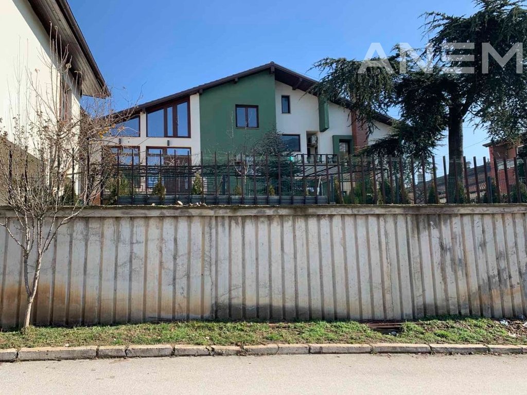 Shtepi me qira me 4 dhoma gjumi ne lagjen Taslixhe