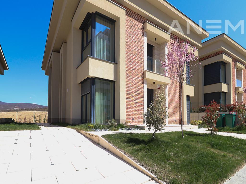 Shtëpi me qira me 5 dhoma gjumi në Marigona Hill