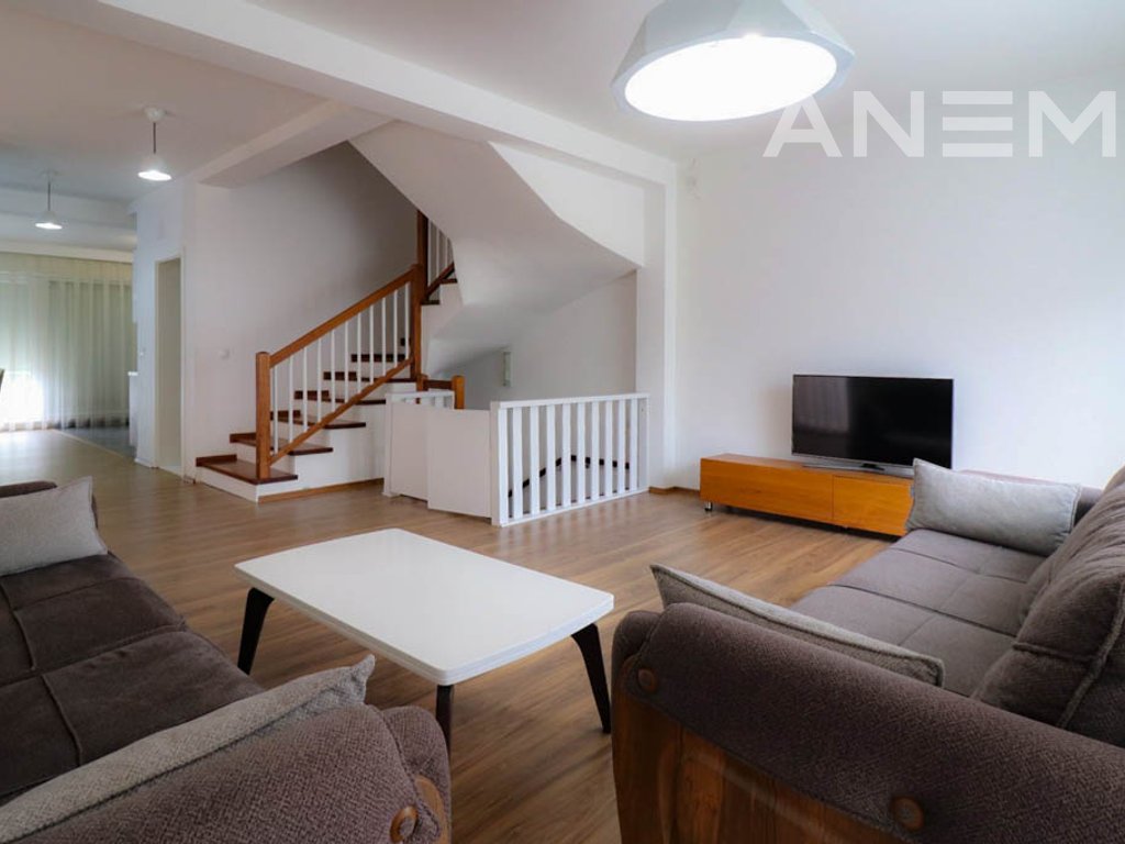 Shtëpi me qira 174m² + 40m² bodrum në Marigona Residence