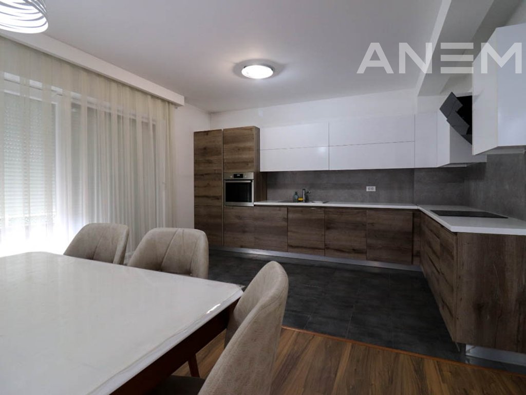 Shtëpi me qira 174m² + 40m² bodrum në Marigona Residence