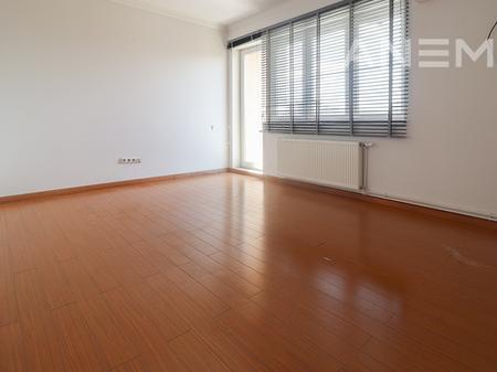 Zyre me qira me 3 hapësira pune te Qafa