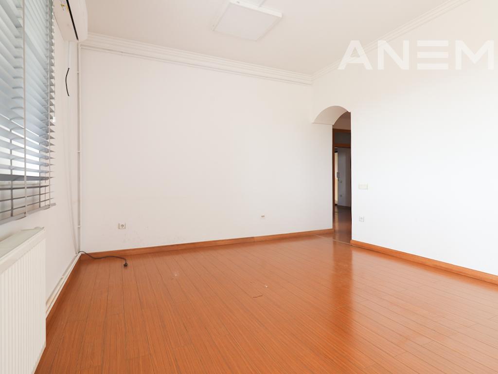 Office for rent with 3 workspaces in Qafa
