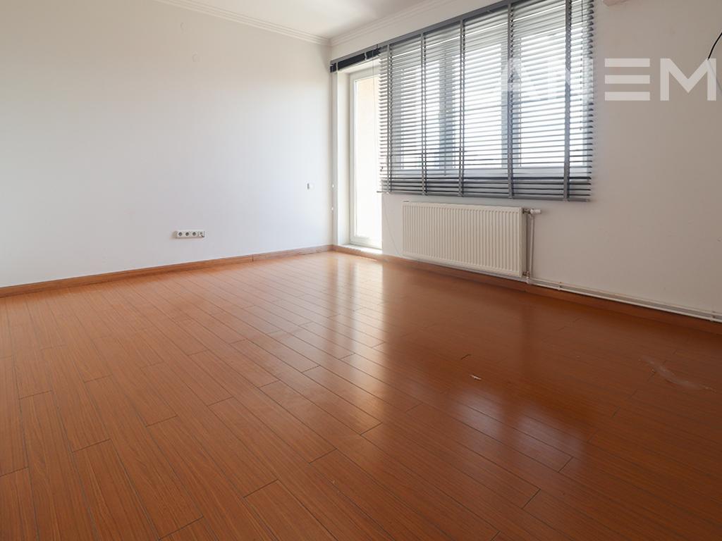 Office for rent with 3 workspaces in Qafa