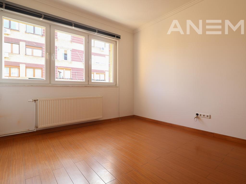 Office for rent with 3 workspaces in Qafa