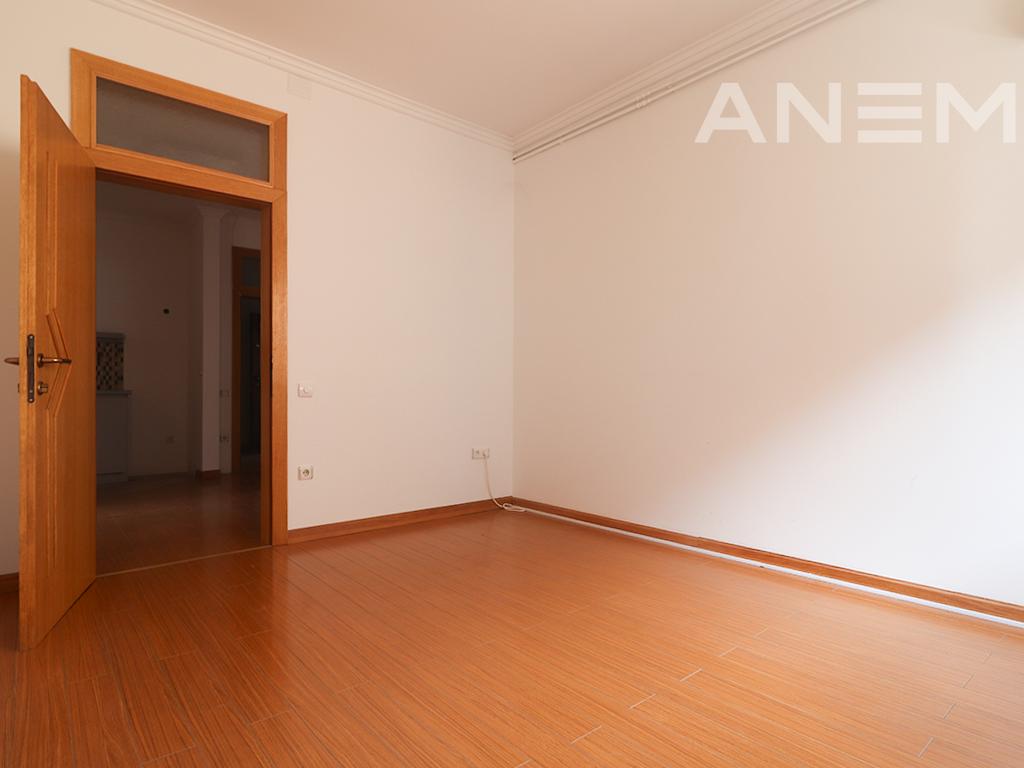 Office for rent with 3 workspaces in Qafa