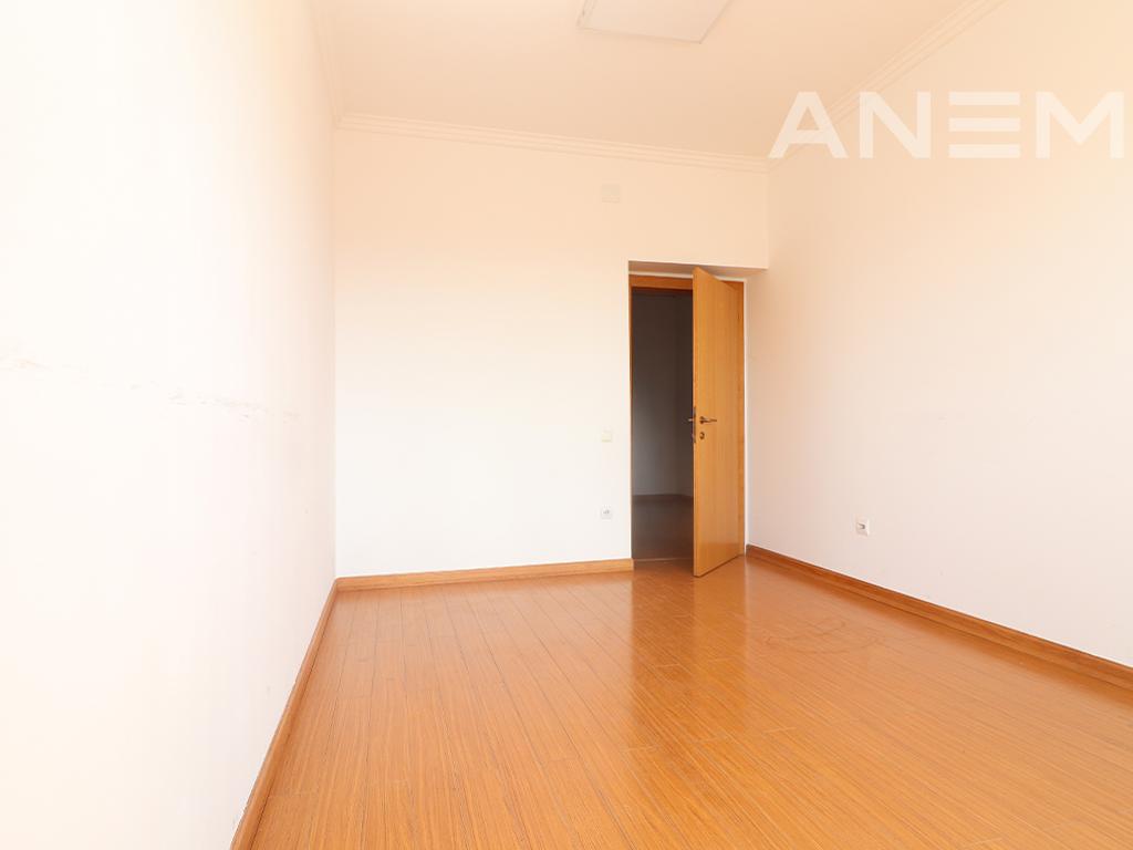 Office for rent with 3 workspaces in Qafa