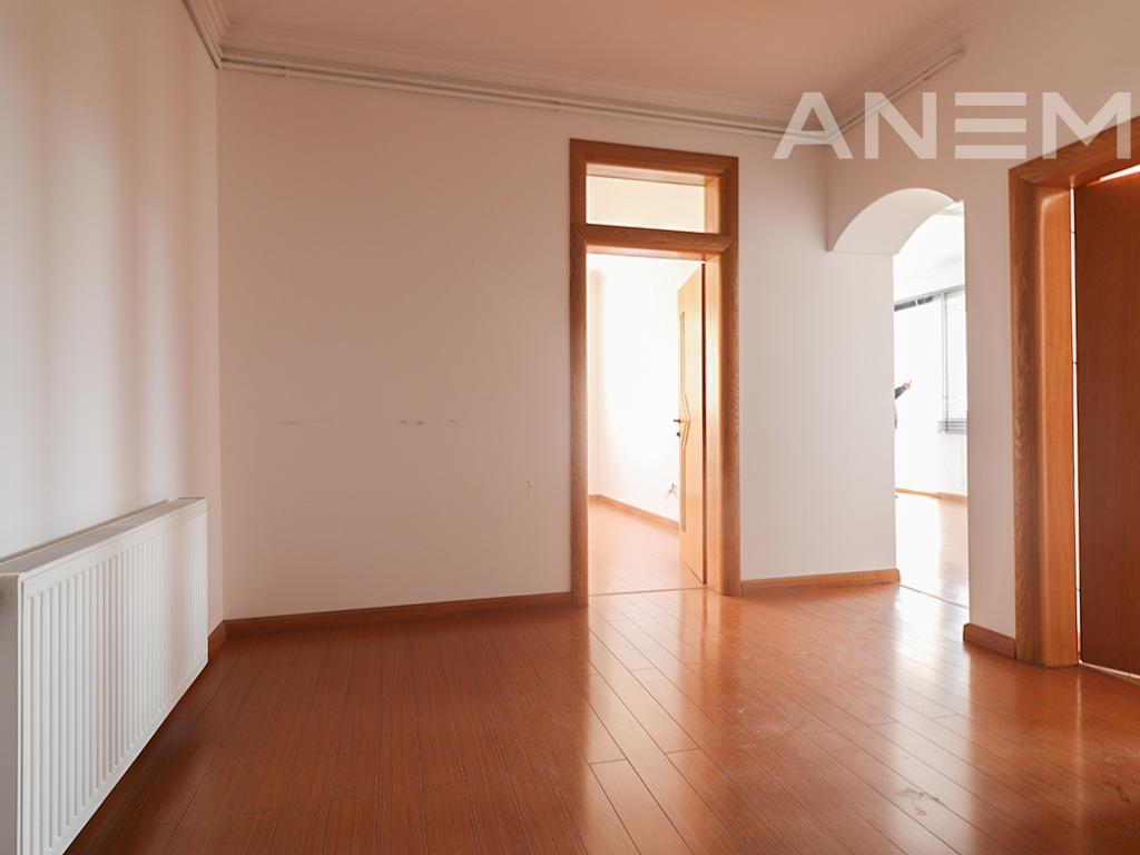 Office for rent with 3 workspaces in Qafa