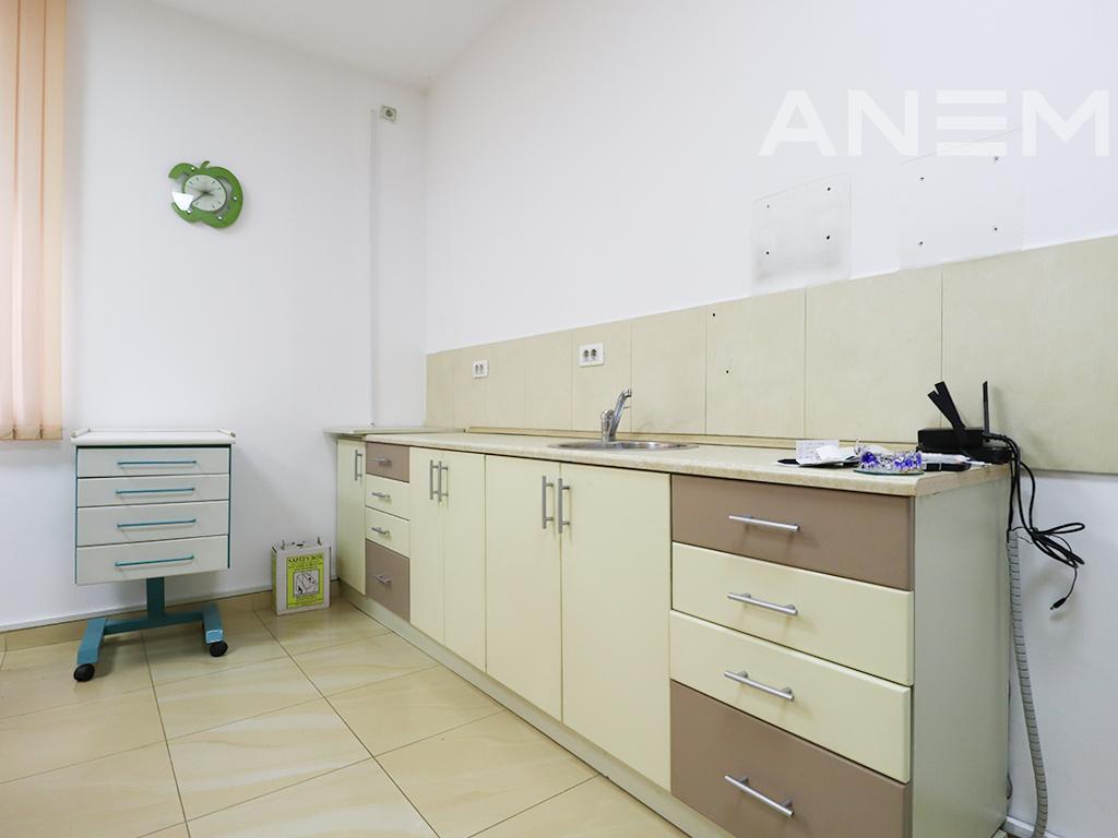 Zyre me qira me 1 hapësirë pune në Lakrishtë