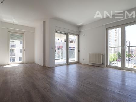 Zyre me qira me 3 hapësira pune në Rrugën B