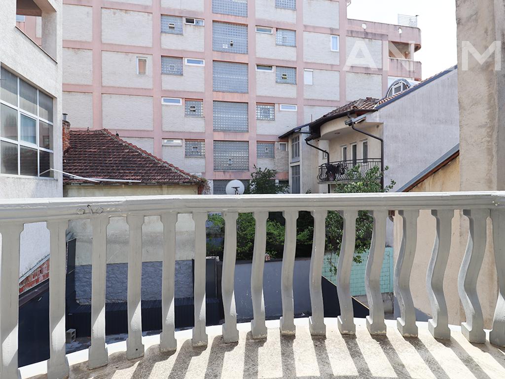 Shtëpi me qira 360m² në Aktash