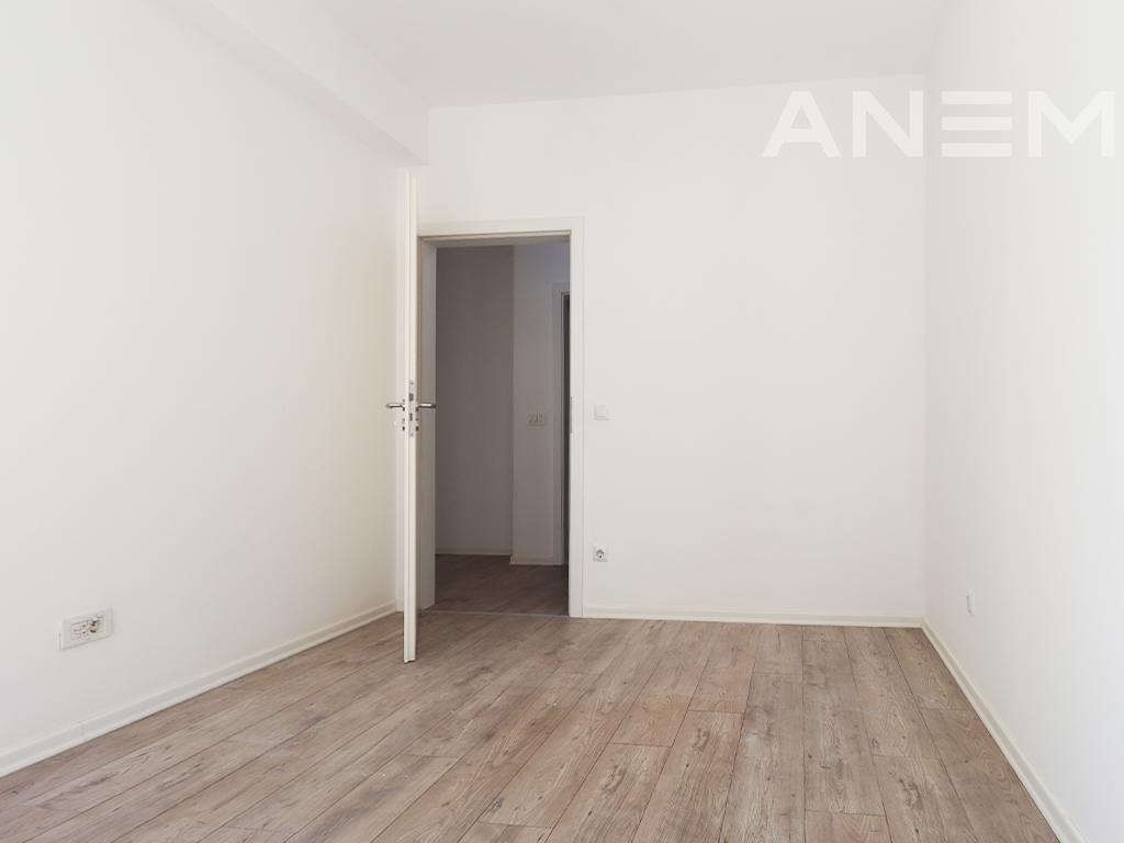 Zyre me qira me 3 hapësira pune në Rrugën B