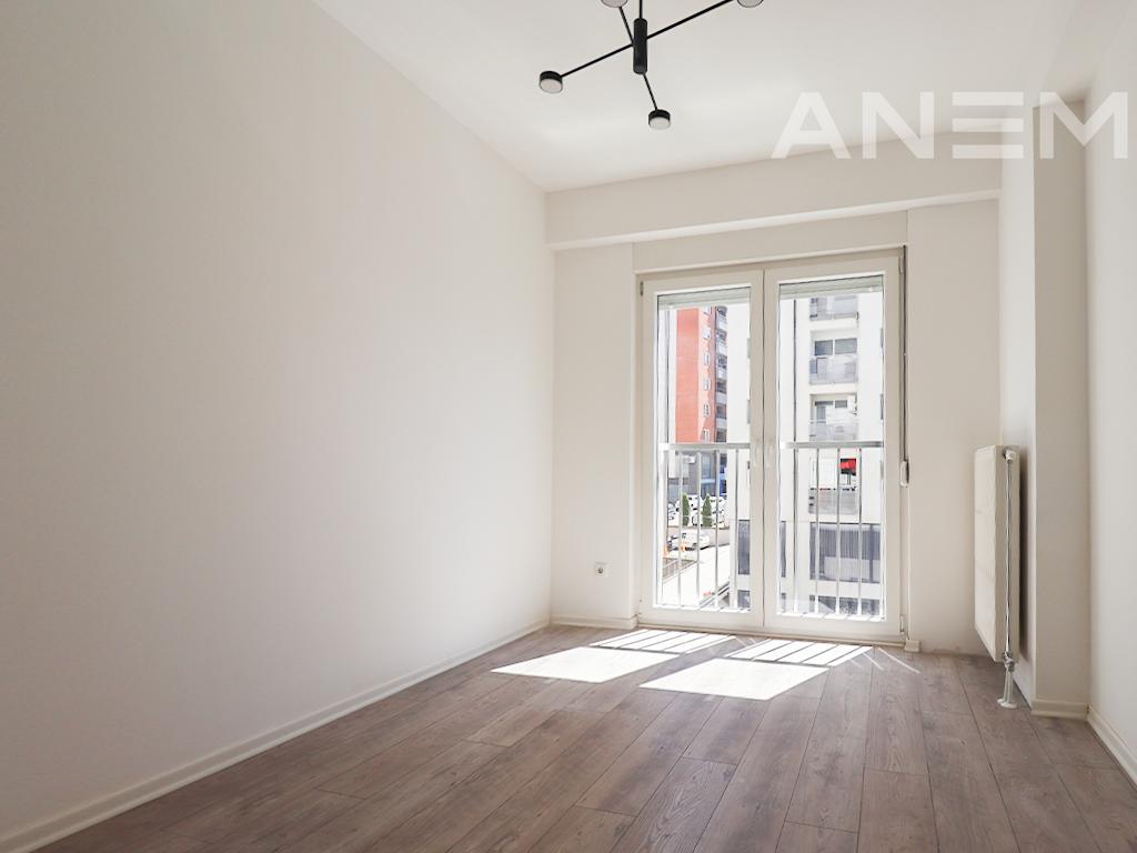 Zyre me qira me 3 hapësira pune në Rrugën B