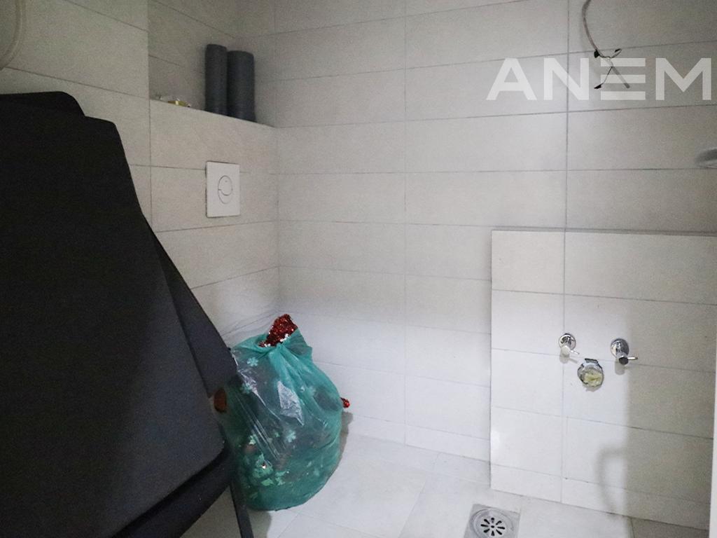 Zyre me qira me 3 hapësira pune në Rrugën B