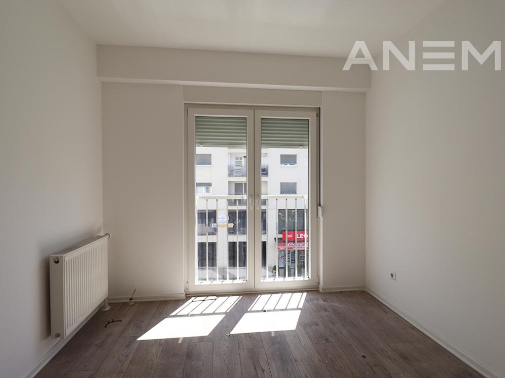 Zyre me qira me 3 hapësira pune në Rrugën B