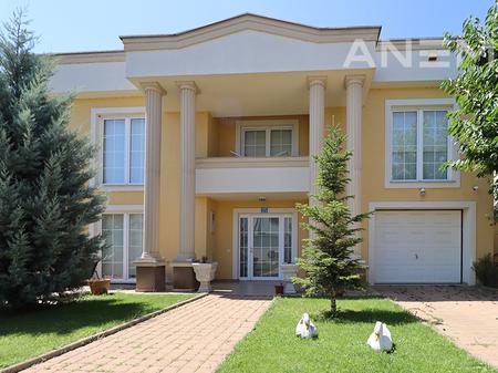 Shtëpi në shitje 240m² në Veternik