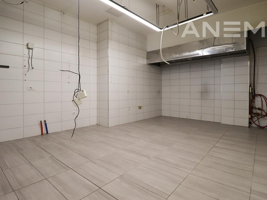 Lokal me qira me 1 hapësirë pune në Qendër