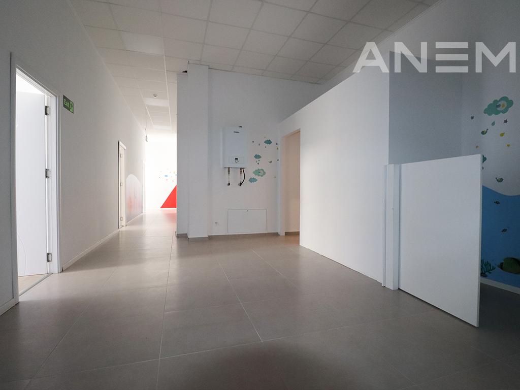 Lokal me qira me 5 hapësira pune
