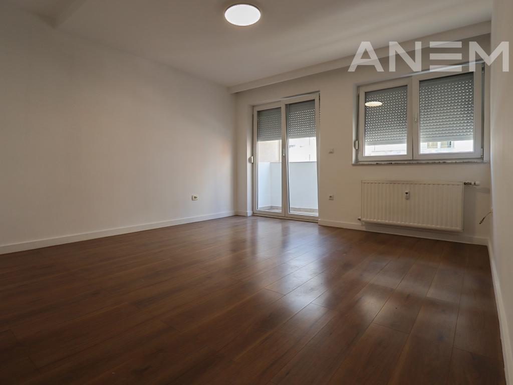 Zyre me qira me 4 hapësira pune në Arbëri