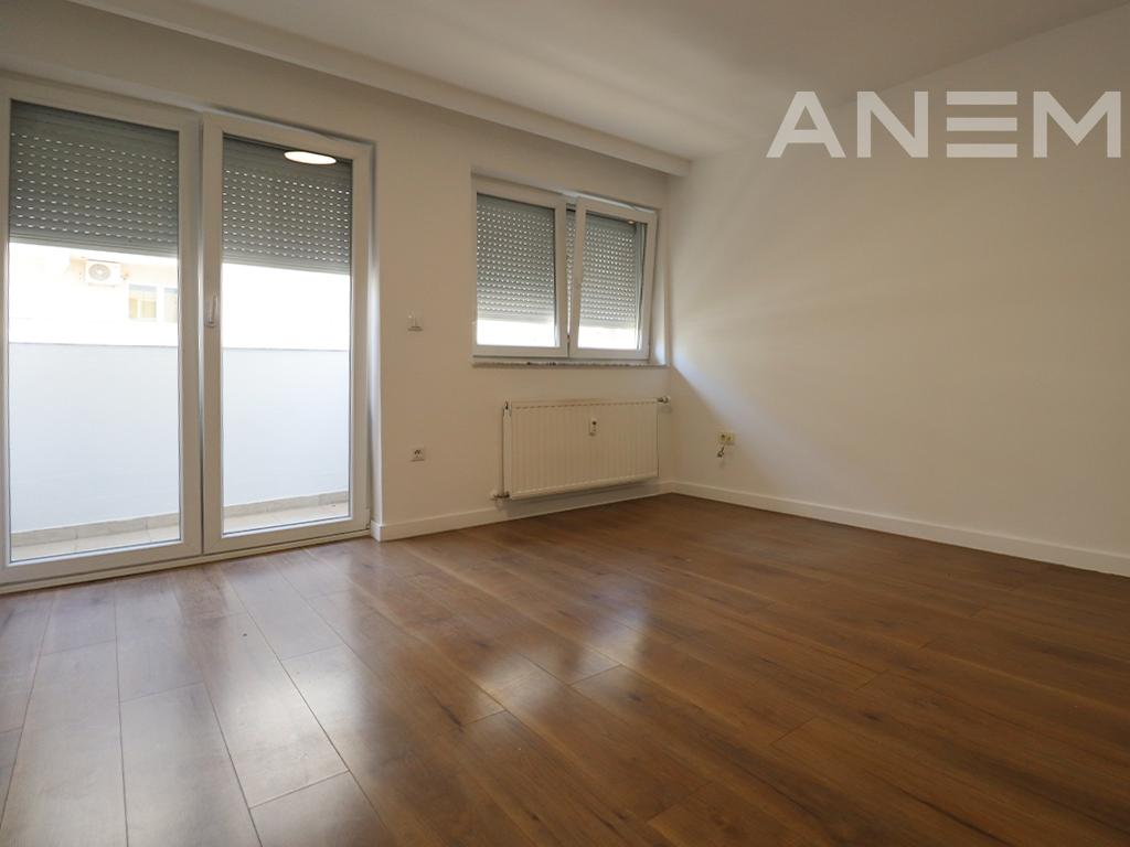 Zyre me qira me 4 hapësira pune në Arbëri