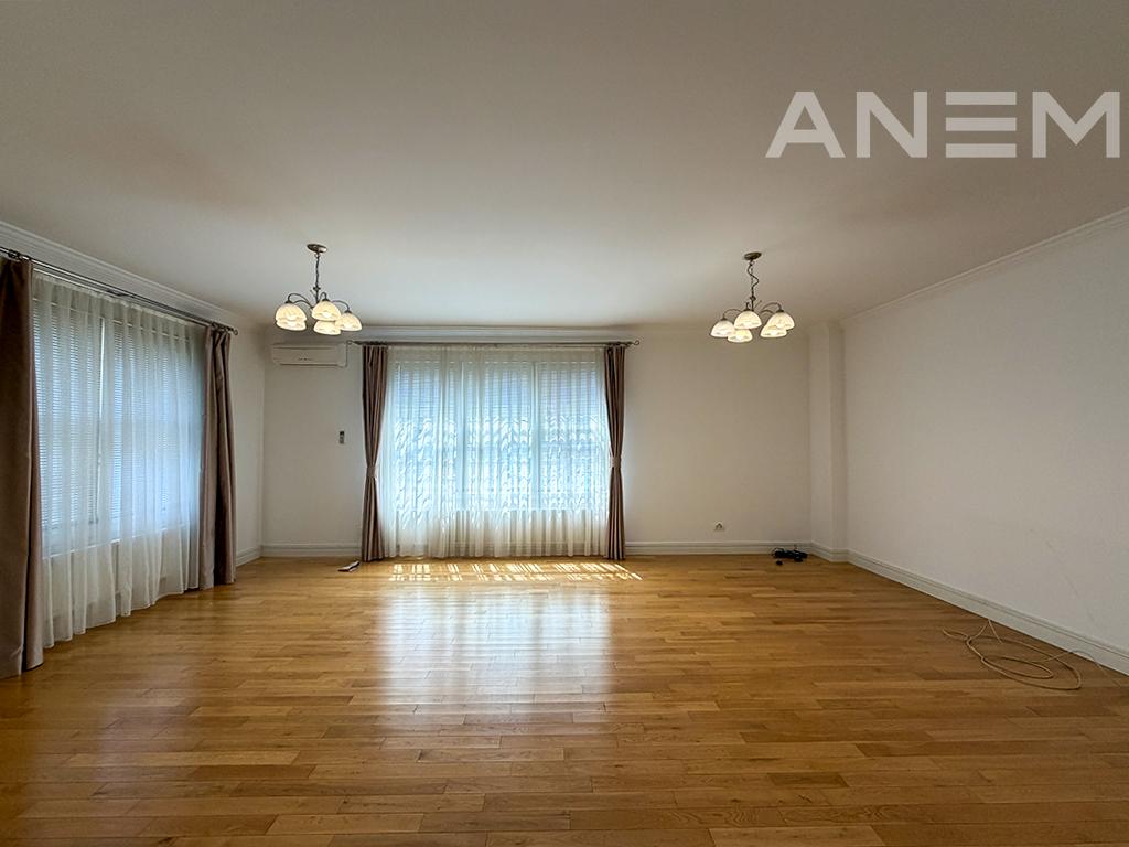 Shtëpi me qira 423m² në Fshatin Amerikan