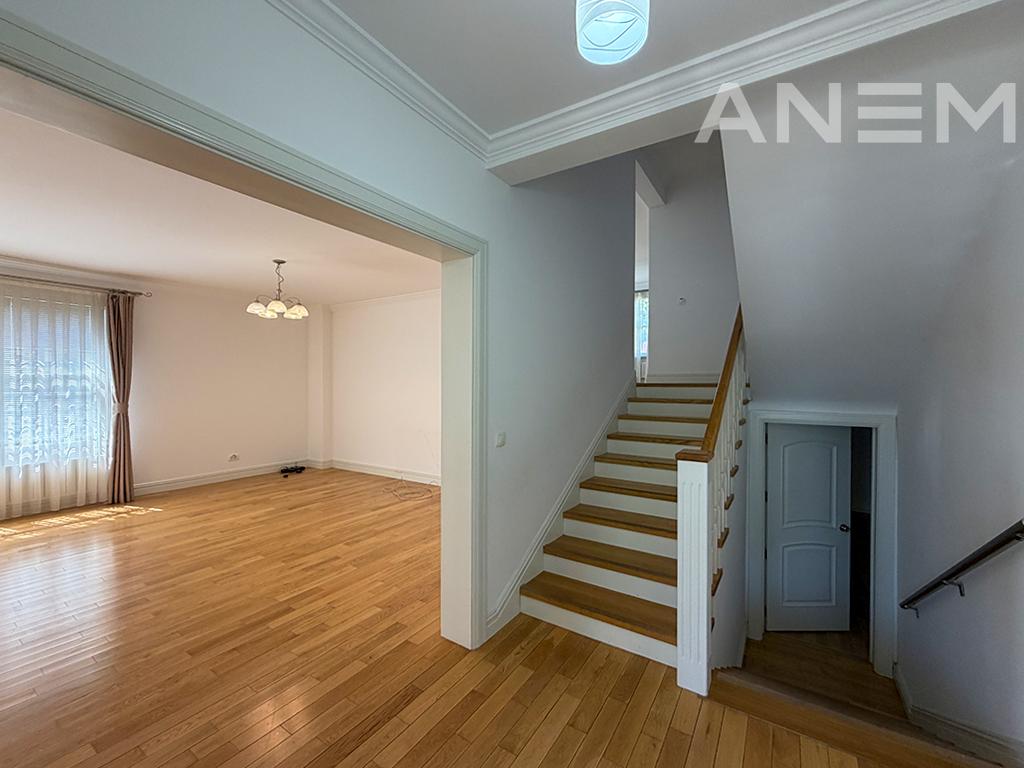 Shtëpi me qira 423m² në Fshatin Amerikan