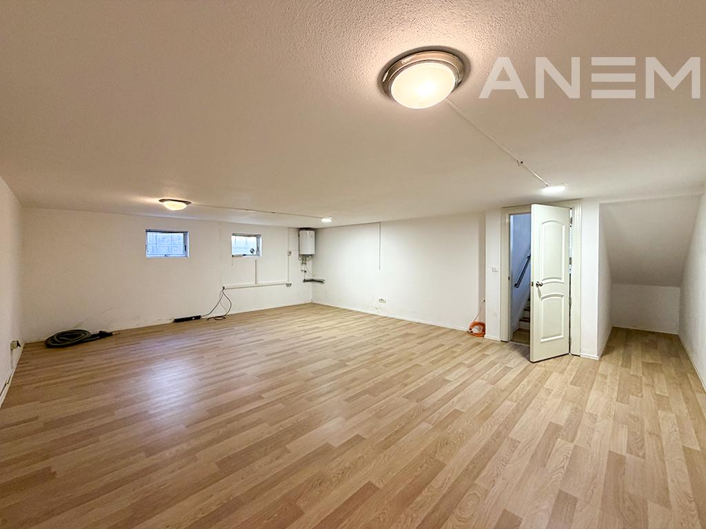 Shtëpi me qira 423m² në Fshatin Amerikan