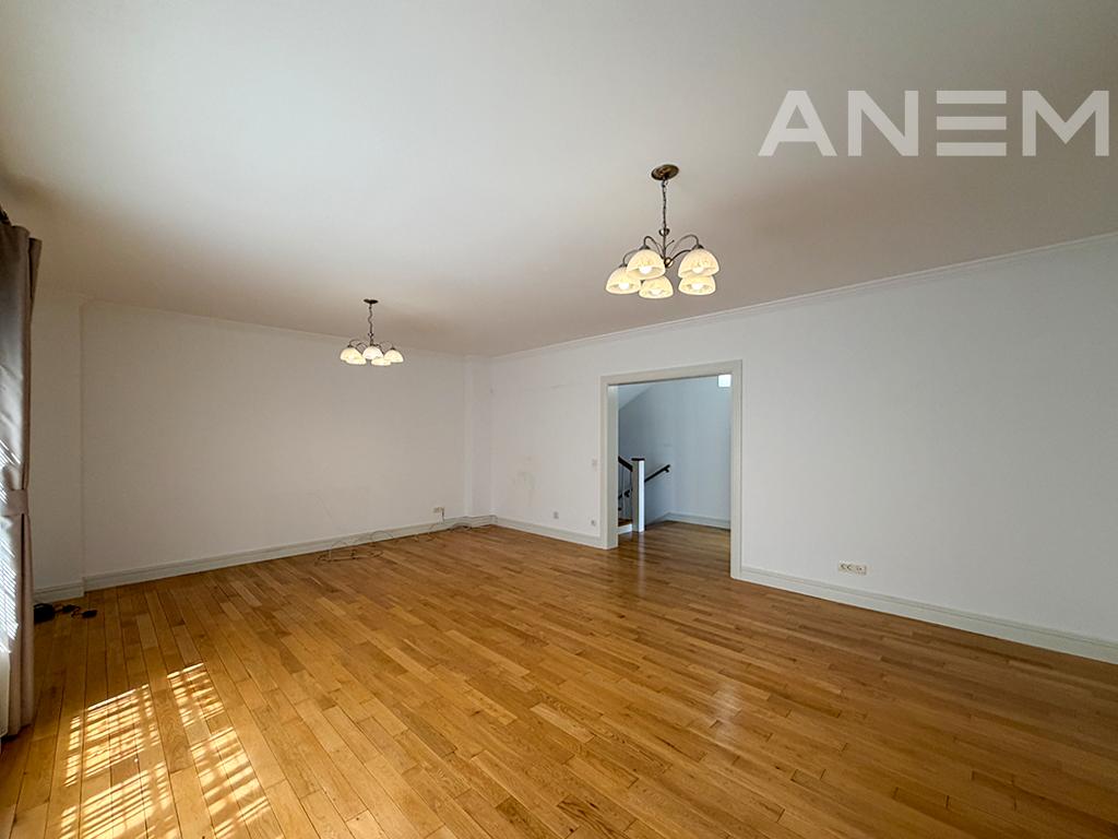 Shtëpi me qira 423m² në Fshatin Amerikan