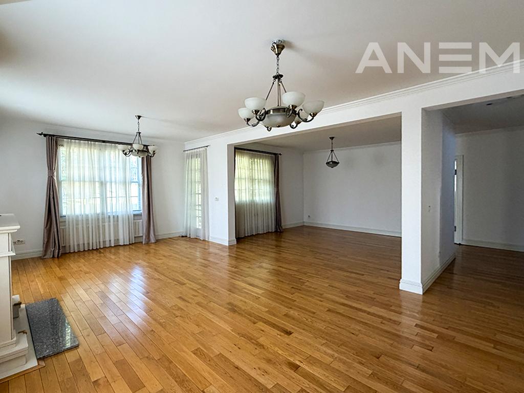 Shtëpi me qira 423m² në Fshatin Amerikan