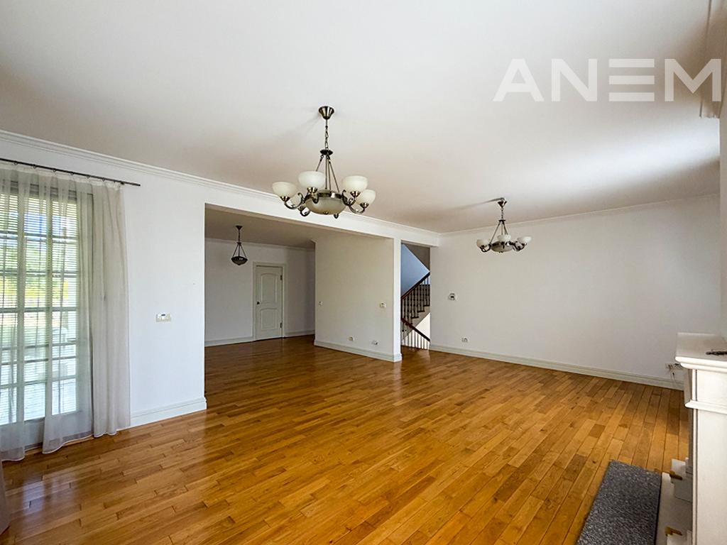Shtëpi me qira 423m² në Fshatin Amerikan