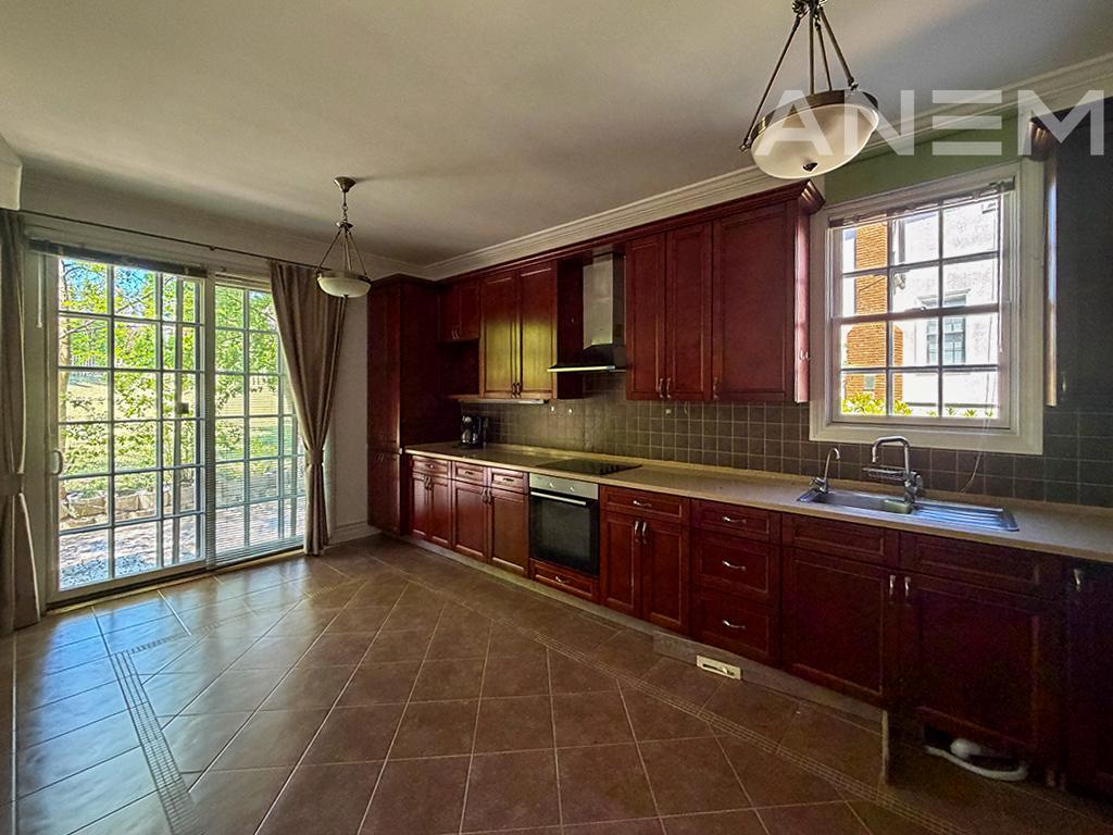 Shtëpi me qira 423m² në Fshatin Amerikan