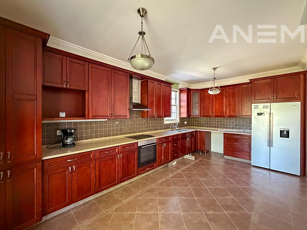 Shtëpi me qira 423m² në Fshatin Amerikan