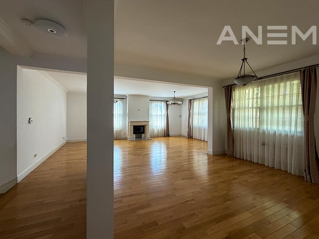 Shtëpi me qira 423m² në Fshatin Amerikan