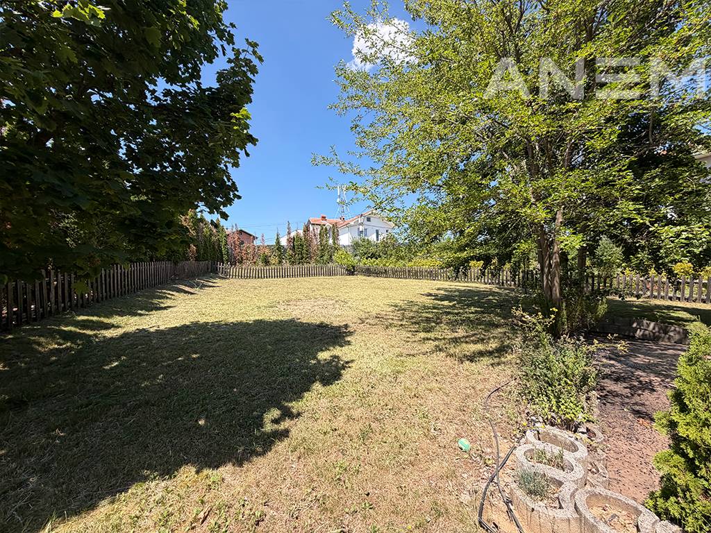 Shtëpi me qira 423m² në Fshatin Amerikan