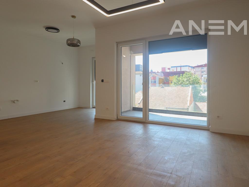 Zyre me qira me 3 hapësira pune në Aktash