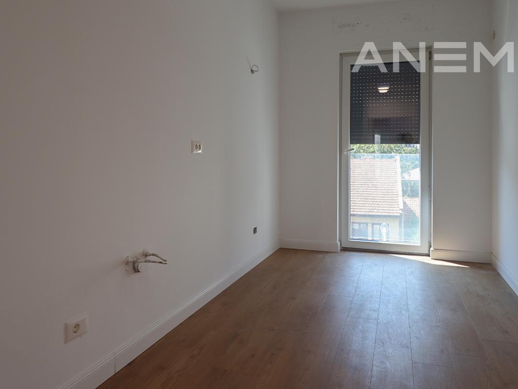 Zyre me qira me 3 hapësira pune në Aktash