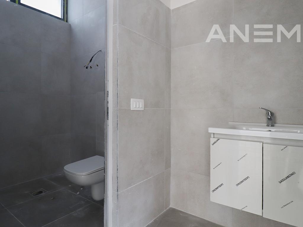 Lokal në shitje 246m² në Rrugën C